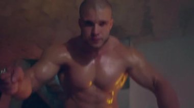 Atletik adam Crossfit zincir salıncak egzersizi yapıyor.