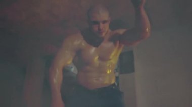 Atletik adam Crossfit zincir salıncak egzersizi yapıyor.