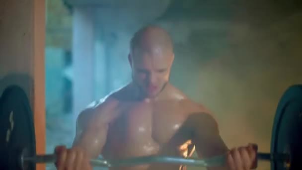 Hombre Atlético Con Torso Desnudo Haciendo Rizos Bíceps Mientras Está — Vídeo de stock