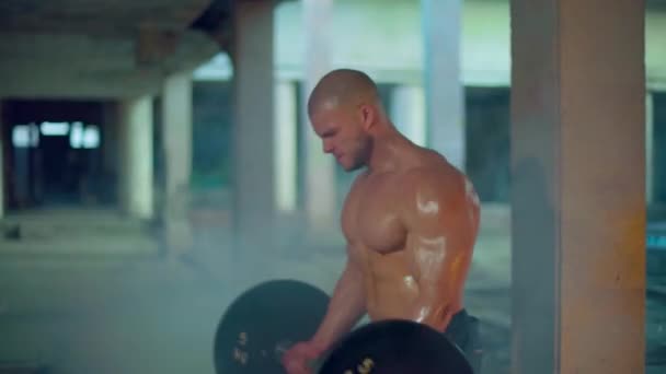Sportlicher Mann Mit Nacktem Oberkörper Der Bizeps Locken Trägt Während — Stockvideo
