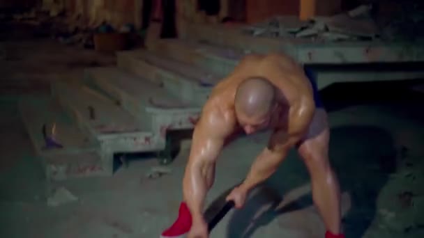 Sportowiec Człowiek Wykonując Crossfit Uderzenie Młotkiem Opony — Wideo stockowe