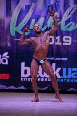 7 Nisan 2019 'da Kiev Politeknik Enstitüsü' nün binasındaki Kiev City vücut geliştirme kupasındaki erkek performansı ve ödülleri