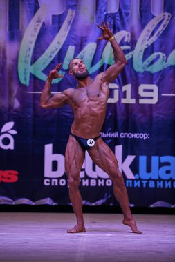 7 Nisan 2019 'da Kiev Politeknik Enstitüsü' nün binasındaki Kiev City vücut geliştirme kupasındaki erkek performansı ve ödülleri
