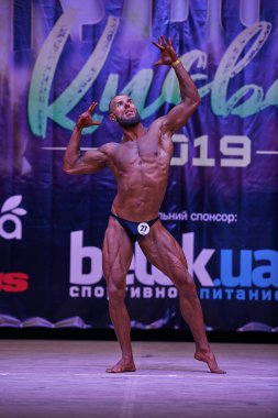 7 Nisan 2019 'da Kiev Politeknik Enstitüsü' nün binasındaki Kiev City vücut geliştirme kupasındaki erkek performansı ve ödülleri