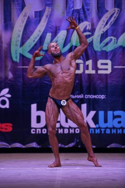 7 Nisan 2019 'da Kiev Politeknik Enstitüsü' nün binasındaki Kiev City vücut geliştirme kupasındaki erkek performansı ve ödülleri