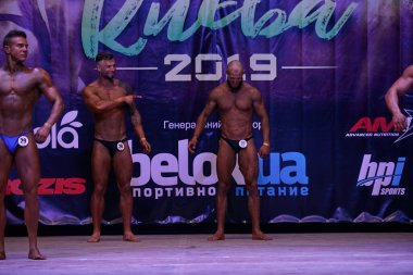 7 Nisan 2019 'da Kiev Politeknik Enstitüsü' nün binasındaki Kiev City vücut geliştirme kupasındaki erkek performansı ve ödülleri