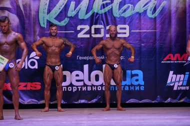7 Nisan 2019 'da Kiev Politeknik Enstitüsü' nün binasındaki Kiev City vücut geliştirme kupasındaki erkek performansı ve ödülleri