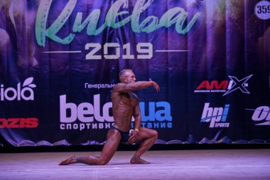 7 Nisan 2019 'da Kiev Politeknik Enstitüsü' ndeki Kiev City vücut geliştirme kupasındaki erkekler performansı
