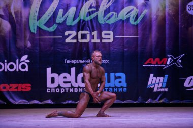 7 Nisan 2019 'da Kiev Politeknik Enstitüsü' ndeki Kiev City vücut geliştirme kupasındaki erkekler performansı