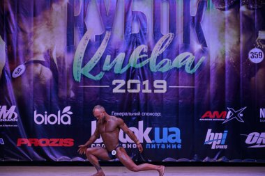 7 Nisan 2019 'da Kiev Politeknik Enstitüsü' ndeki Kiev City vücut geliştirme kupasındaki erkekler performansı