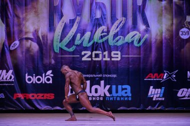 7 Nisan 2019 'da Kiev Politeknik Enstitüsü' ndeki Kiev City vücut geliştirme kupasındaki erkekler performansı
