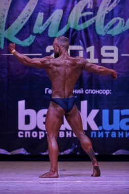 7 Nisan 2019 'da Kiev Politeknik Enstitüsü' ndeki Kiev City vücut geliştirme kupasındaki erkekler performansı