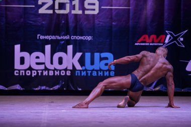 7 Nisan 2019 'da Kiev Politeknik Enstitüsü' ndeki Kiev City vücut geliştirme kupasındaki erkekler performansı