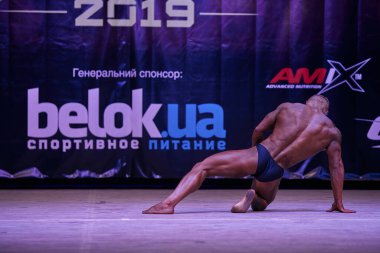7 Nisan 2019 'da Kiev Politeknik Enstitüsü' ndeki Kiev City vücut geliştirme kupasındaki erkekler performansı