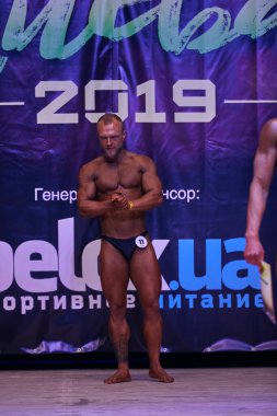 7 Nisan 2019 'da Kiev Politeknik Enstitüsü' ndeki Kiev City vücut geliştirme kupasındaki erkekler performansı