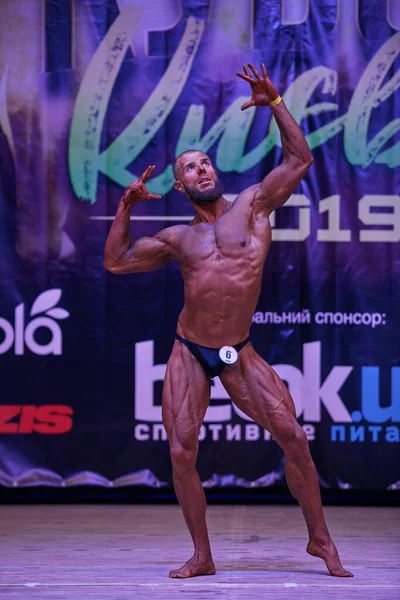 Ανδρική Παράσταση Στο Κύπελλο Bodybuilding Του Κιέβου Στις Εγκαταστάσεις Του — Φωτογραφία Αρχείου