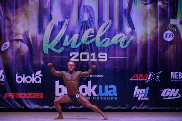 7 Nisan 2019 'da Kiev Politeknik Enstitüsü' ndeki Kiev City vücut geliştirme kupasındaki erkekler performansı