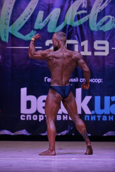 7 Nisan 2019 'da Kiev Politeknik Enstitüsü' ndeki Kiev City vücut geliştirme kupasındaki erkekler performansı