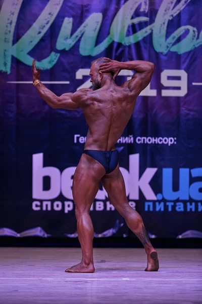7 Nisan 2019 'da Kiev Politeknik Enstitüsü' ndeki Kiev City vücut geliştirme kupasındaki erkekler performansı