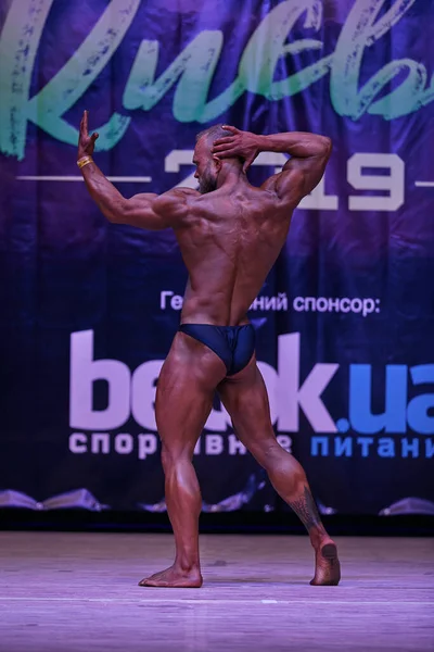7 Nisan 2019 'da Kiev Politeknik Enstitüsü' ndeki Kiev City vücut geliştirme kupasındaki erkekler performansı