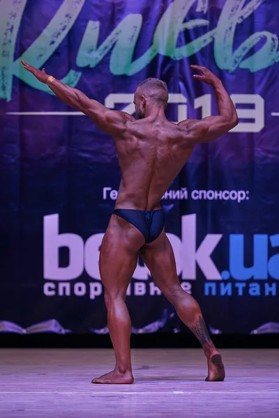 7 Nisan 2019 'da Kiev Politeknik Enstitüsü' ndeki Kiev City vücut geliştirme kupasındaki erkekler performansı