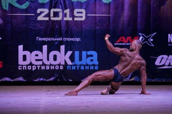7 Nisan 2019 'da Kiev Politeknik Enstitüsü' ndeki Kiev City vücut geliştirme kupasındaki erkekler performansı