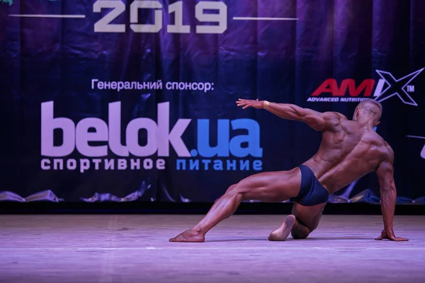 7 Nisan 2019 'da Kiev Politeknik Enstitüsü' ndeki Kiev City vücut geliştirme kupasındaki erkekler performansı