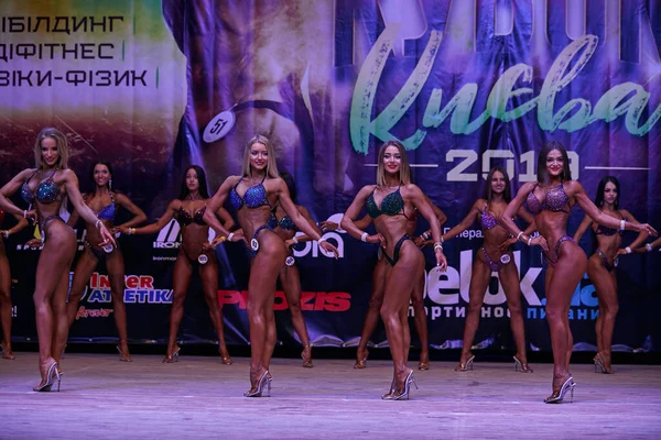 Performance Des Filles Coupe Musculation Ville Kiev Dans Les Locaux — Photo