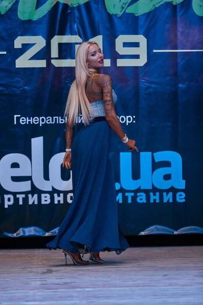 2019年4月7日在基辅理工学院举行的基辅城市健美杯的女子表演 — 图库照片