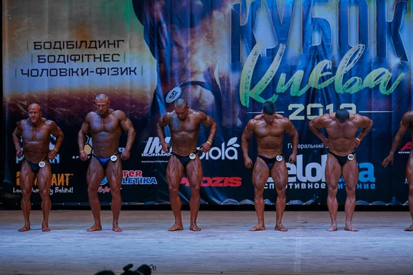 Performance Degli Uomini Alla Coppa Del Bodybuilding Della Città Kiev — Foto Stock