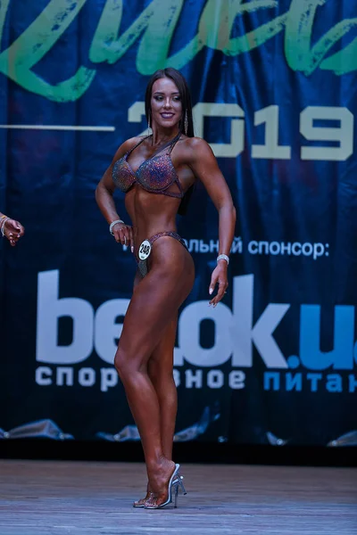 Individuální Pózování Fitness Bikini Dívka Soutěži Kyjevě Město Kulturistika Pohár — Stock fotografie