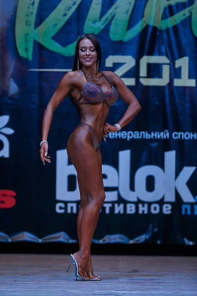 Menina Biquíni Aptidão Individual Posando Competição Copa Musculação Cidade Kiev — Fotografia de Stock