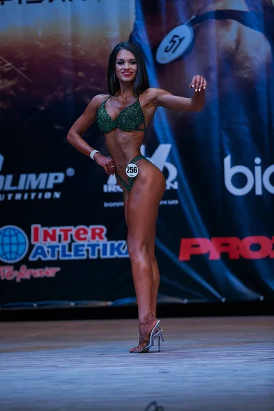 Chica Bikini Fitness Posando Individualmente Competición Copa Del Culturismo Ciudad — Foto de Stock