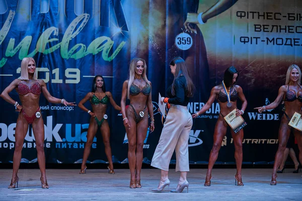 Preisverleihung Der Frauen Beim Kiewer Bodybuilding Cup Ifbb Den Räumen — Stockfoto