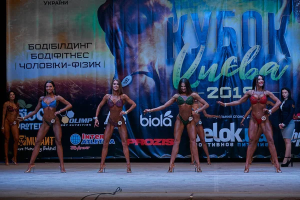 Performance Des Femmes Coupe Musculation Ville Kiev Dans Les Locaux — Photo