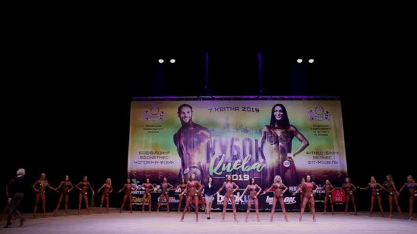 Performance Des Femmes Coupe Musculation Ville Kiev Dans Les Locaux — Video