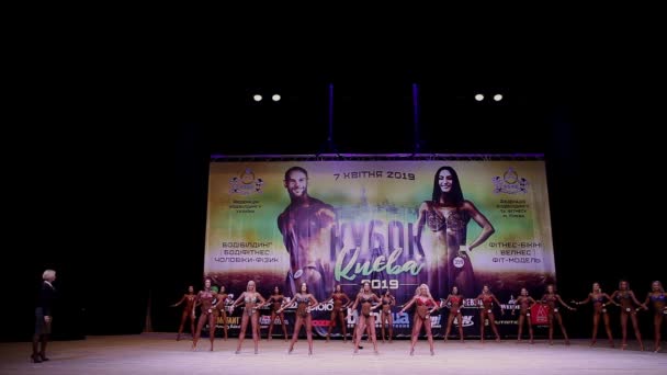 Performance Des Femmes Coupe Musculation Ville Kiev Dans Les Locaux — Video