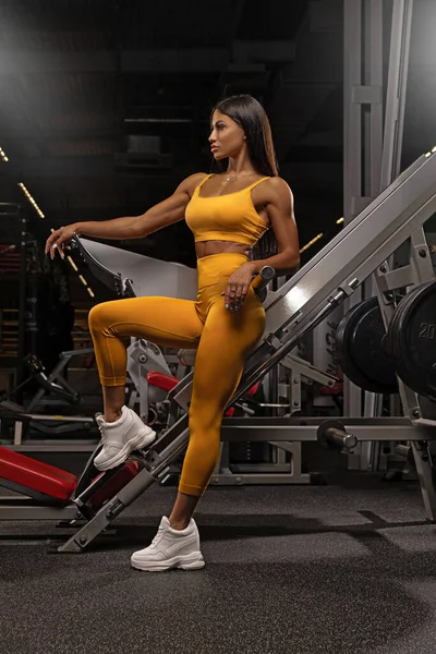 Une Fille Dans Salle Gym Sur Fond Simulateur Regarde Sur — Photo