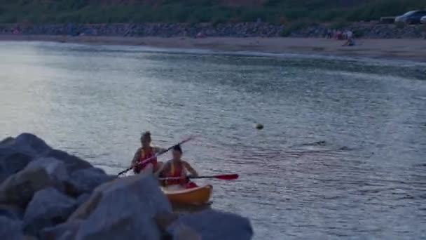 As pessoas estão de caiaque para a costa na costa do Mar Negro filmando em odessa 12 de setembro na praia da fragata — Vídeo de Stock