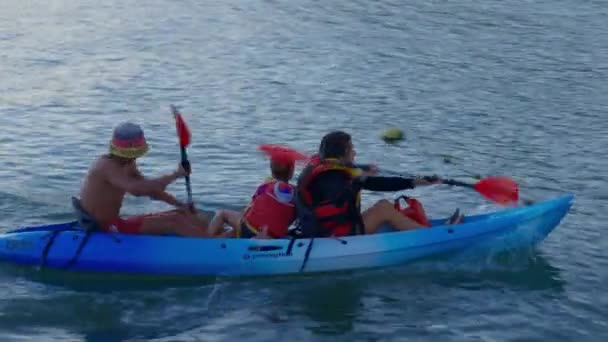 Les gens font du kayak sur la côte de la mer Noire pour filmer à Odessa le 12 septembre sur la plage de la frégate — Video