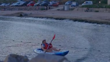 İnsanlar 12 Eylül 'de Odessa' da, Karadeniz kıyısındaki kanoya biniyor.