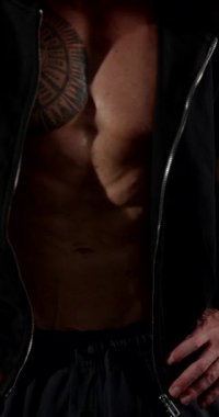 Spor salonunda erkek bir sporcu spor yaparken fiziksel gücünü gösterir. Kas tanımını ve adanmışlığını vurgulayan yontulmuş fiziğine odaklanıyoruz..