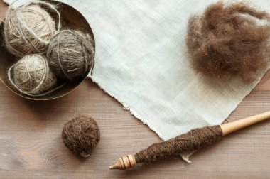 Geleneksel kadın aletleri kahverengi ahşap zemin üzerinde