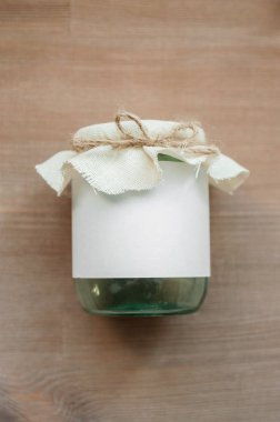 Yeşil Cam Kavanoz beyaz etiket, dokuma örtmek ve doğal packthread