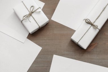 Yeşil Cam Kavanoz, beyaz kağıt ve beyaz hediye kutuları