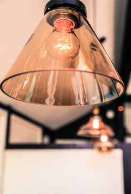 Satır, parlak elektrik lambaları