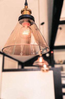 Parlayan elektrik lambaları kafede satırı