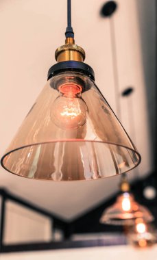 Parlayan elektrik lambaları kafede satırı