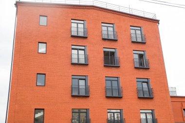 Windows satırlarla binanın cephe.