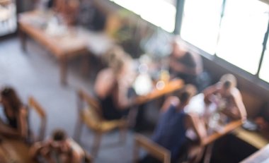 İnsanların işbirliği örneği Cafe çatı katı tarzında çalışma arka plan bulanık. Üstten görünüm